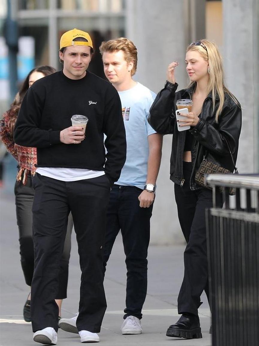 贝克汉姆抱孩子领孩子上街,贝克汉姆带儿子出现足球场