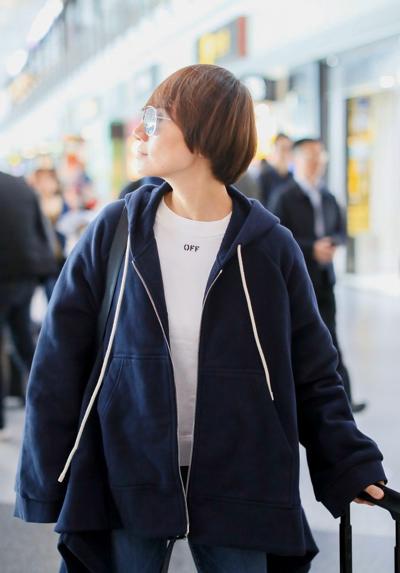 秋冬季节卫衣单穿有些冷，加件外套一起穿，舒适时尚又有范儿