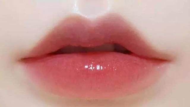 涂口红之前如何去掉死皮,每次涂完口红都会有死皮泛白