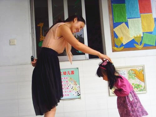 地铁上姐弟因坐姿走红,地铁上姐弟俩的坐姿惹争议