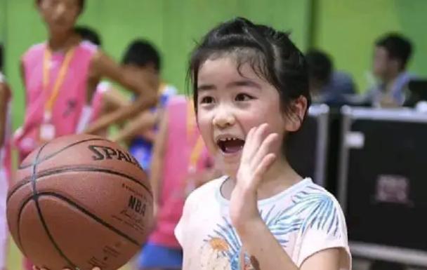 姚明的女儿9岁竟然就有1米71了,媒体姚明12岁女儿身高近1米9