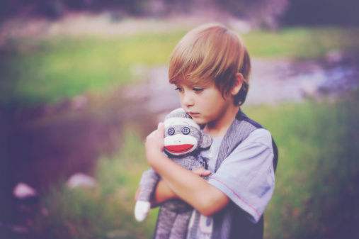 孩子死亡后家长的反应,小孩儿吐血痛哭