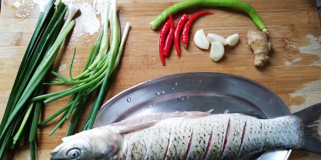 红烧鱼的家常做法红烧草鱼加豆腐,二十斤大草鱼柴火红烧鱼的做法