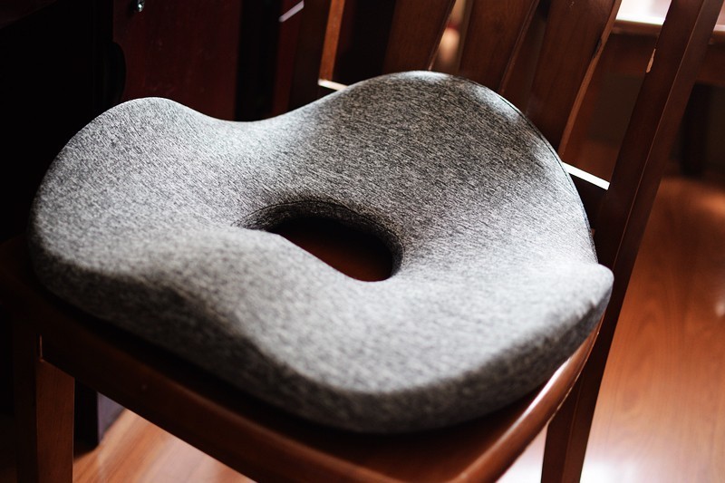 久坐不累护腰坐垫测评,女士久坐专用提臀坐垫包裹式