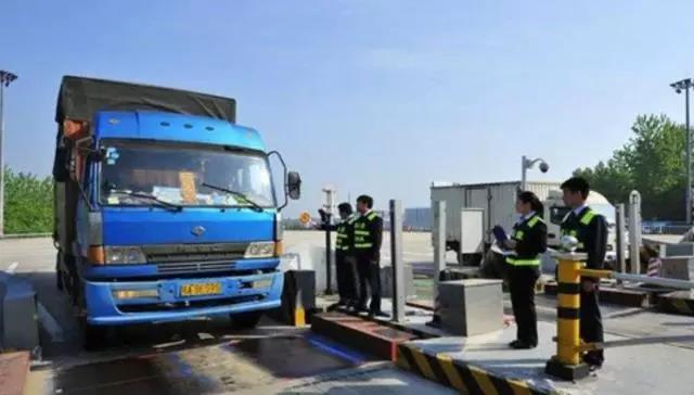 看卡车司机如何神操作,看大货车是如何自救的