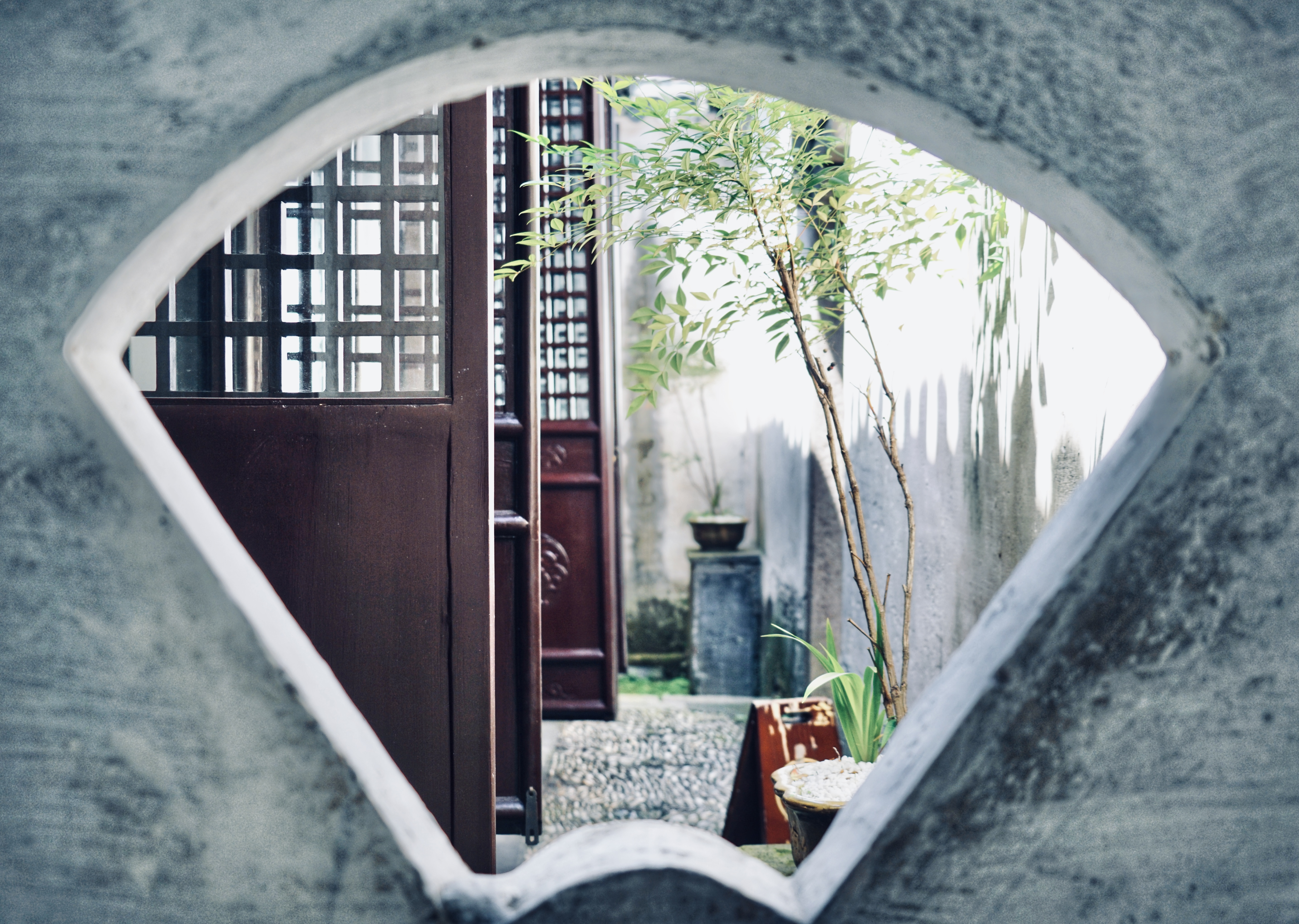 周庄古镇小桥流水在里面还是外面,江南水乡周庄乌镇小桥流水人家