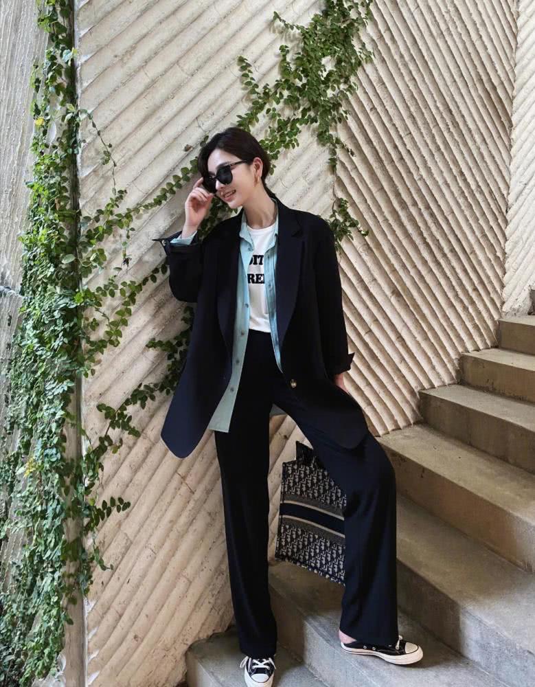 穿条背带就敢出门，侧身时让人倒吸一口气