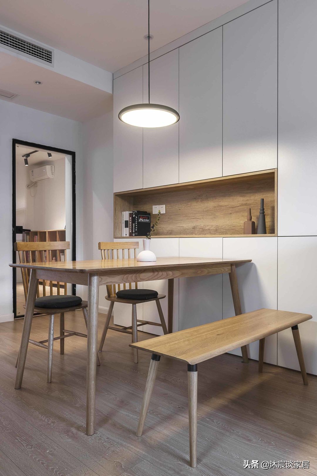 她在沙发后面“掏洞”造窗，完工后发现太明智了，全屋温暖又自然