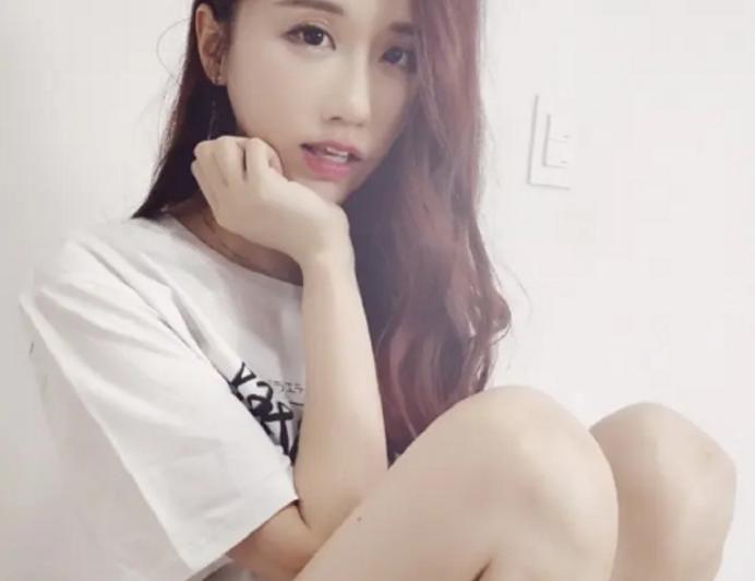 做多少瑜伽才有这效果？轩子巨2兔开播，身体全盘在了椅子