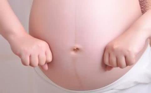 妈妈用木头制作开指模型，顺产开10指，开这么大，不疼才怪