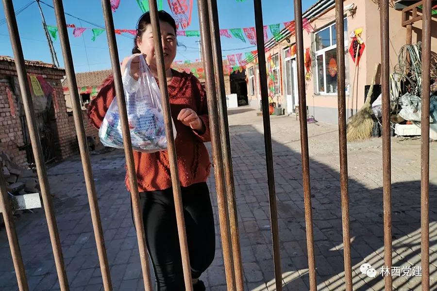 党员志愿者暖了居民心窝,林业局党员为贫困户送温暖