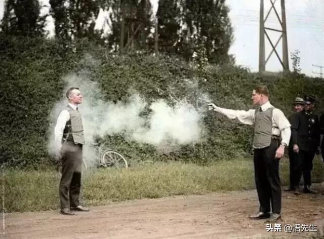 霍金年轻时帅气的照片,霍金年轻时帅照