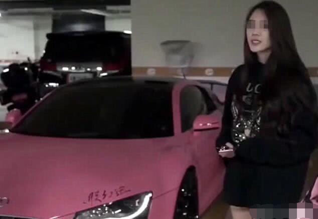 路边看见奥迪r8真帅,路人看到奥迪r8