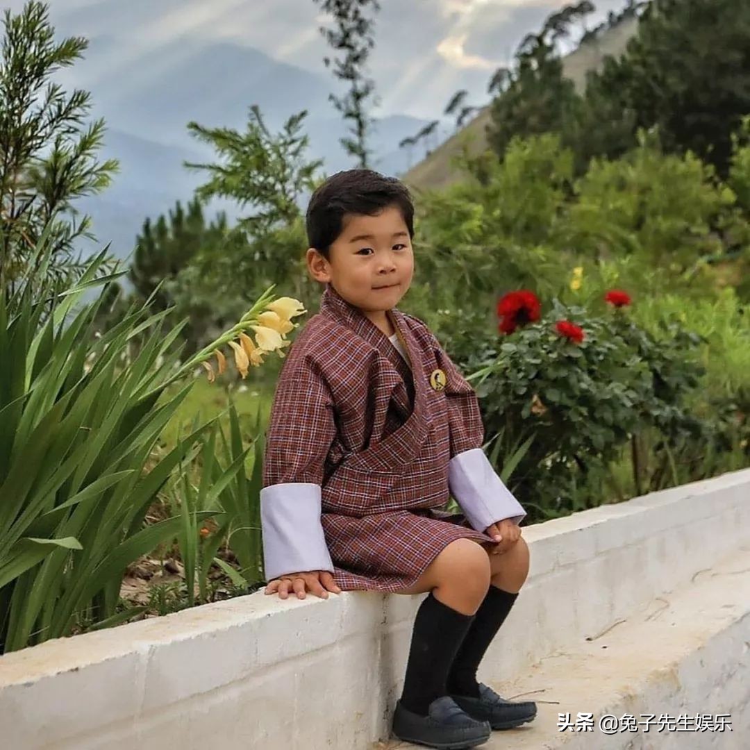 不丹龙太子过4岁生日，竟然穿上龙袍出现，越来越有王者气质了