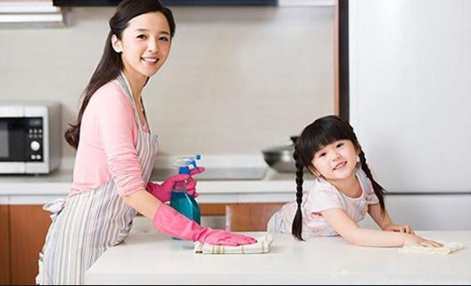 父母玩手机小孩做家务,爸妈玩手机孩子做饭