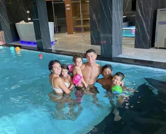 c罗生双胞胎时有女友吗,c罗现女友有孩子了吗