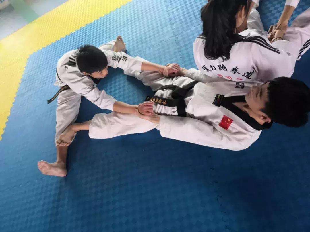 花式压腿训练,老师压腿训练