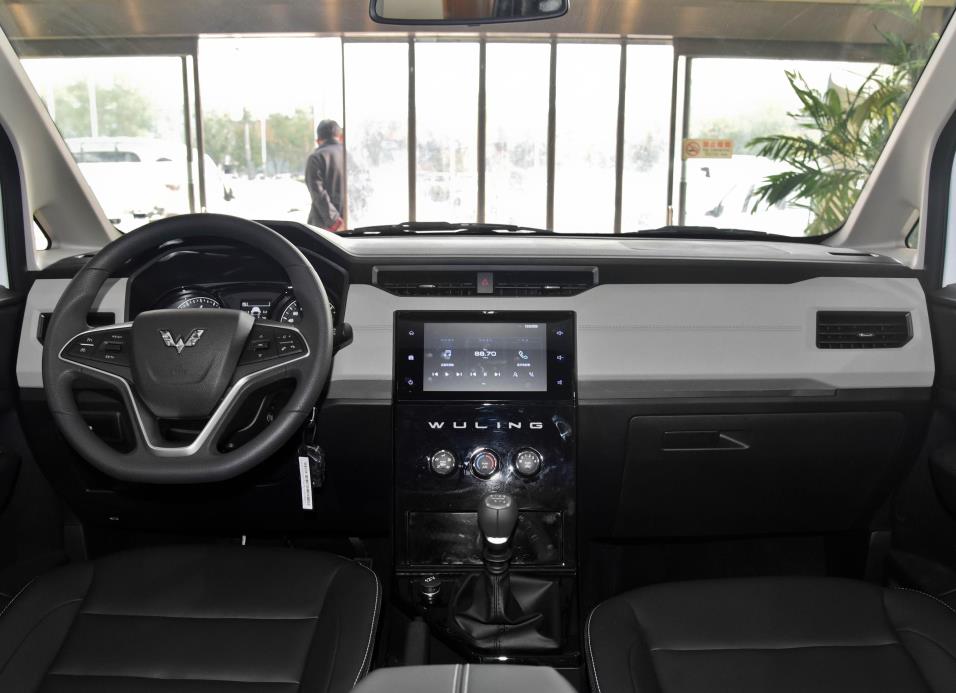 五菱宏光plus2座致富版,五菱宏光帮农民致富