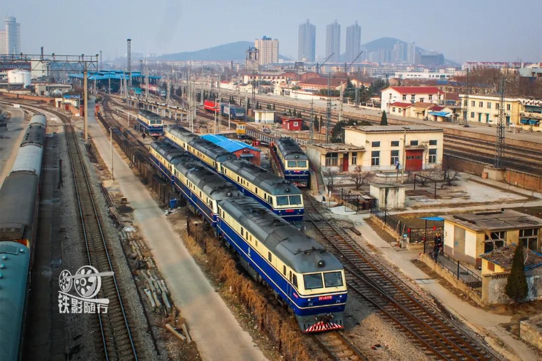 铁影车,东风11型内燃机车照片