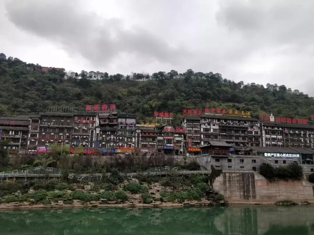 探访茅台镇:空气里都飘着酒精,装卸工月入万元村民盼*迁拆**