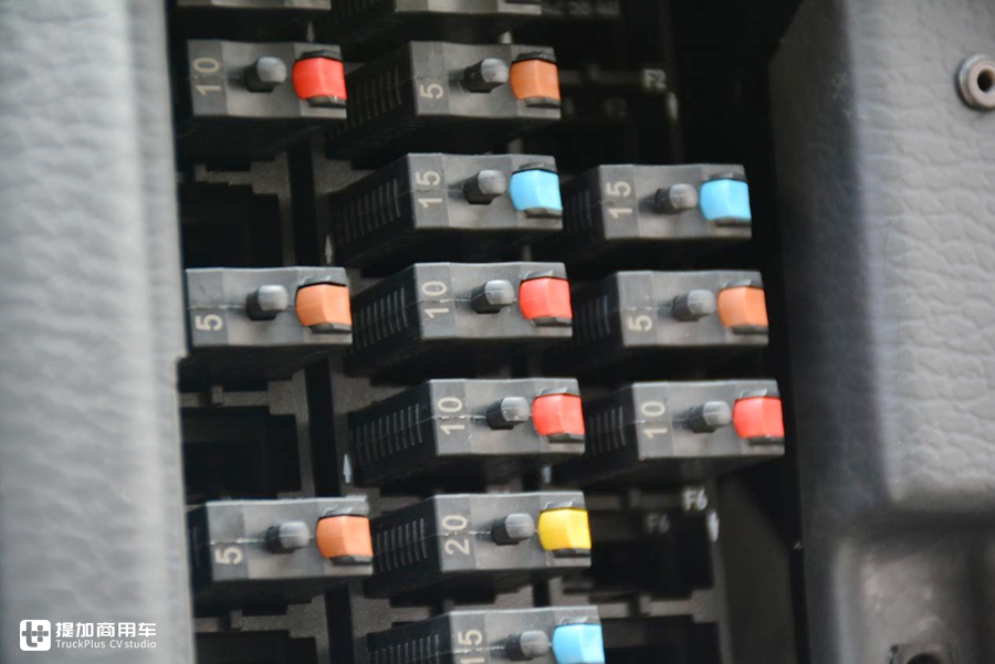 东风越野房车2021款乌尼莫克u5000,全时四驱乌尼莫克越野房车