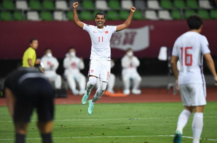 开心得像个孩子一样,阿兰国足首秀