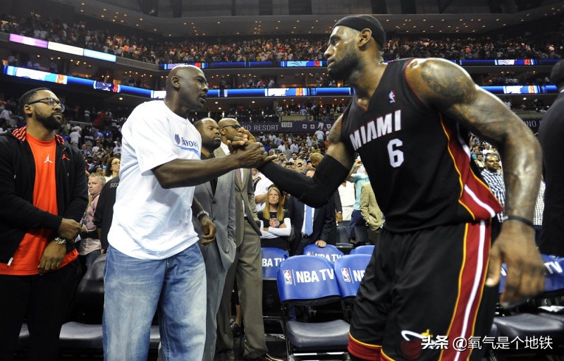 乔丹评价詹姆斯视频,詹姆斯夺冠后重温乔丹纪录片