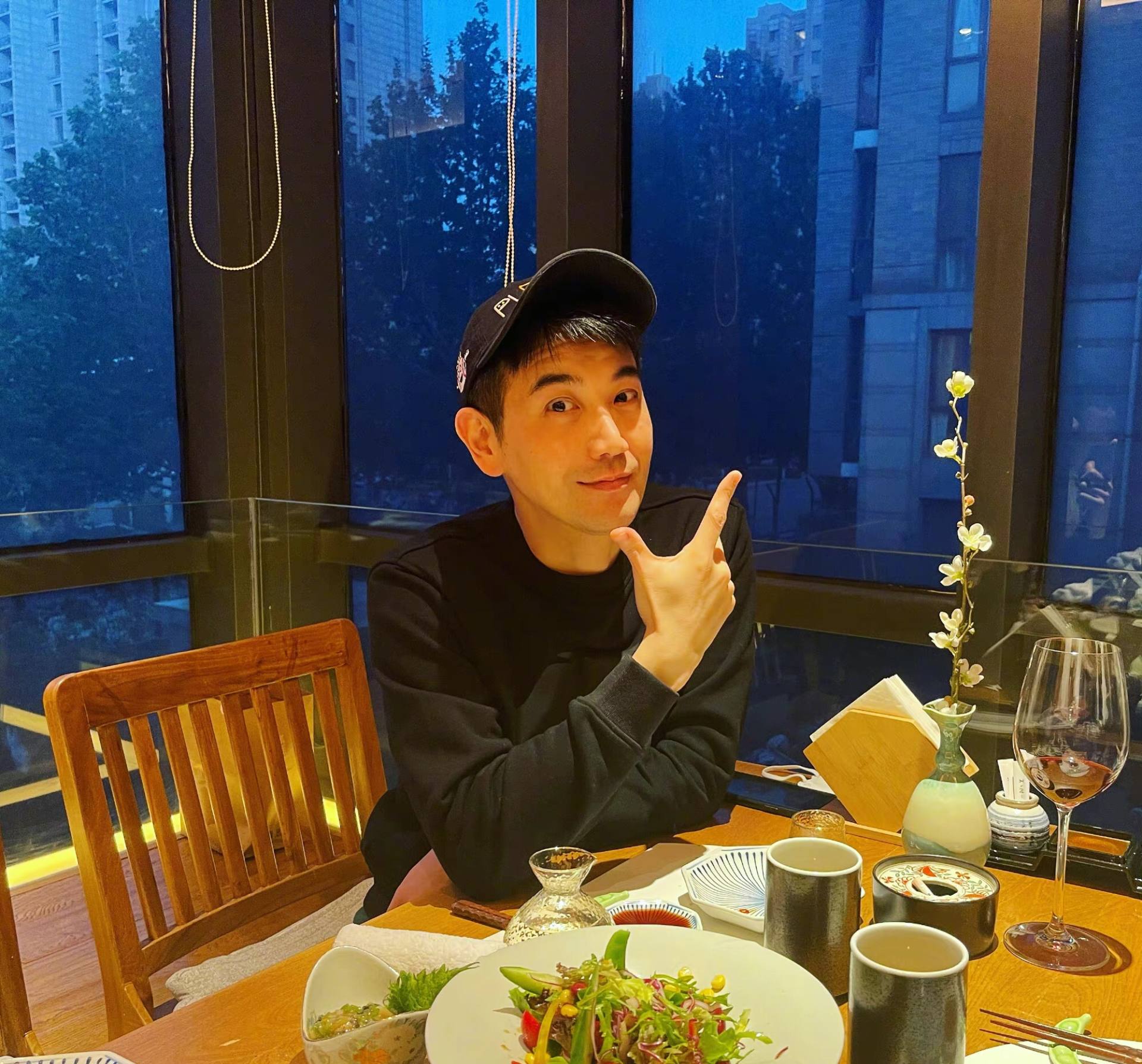 成龙没捧红过一个人,成龙老了为什么还那么拼