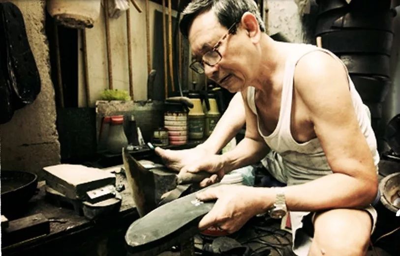 越南80岁国宝工匠旧轮胎制鞋，同胞嫌弃，却被中国人4个月卖光