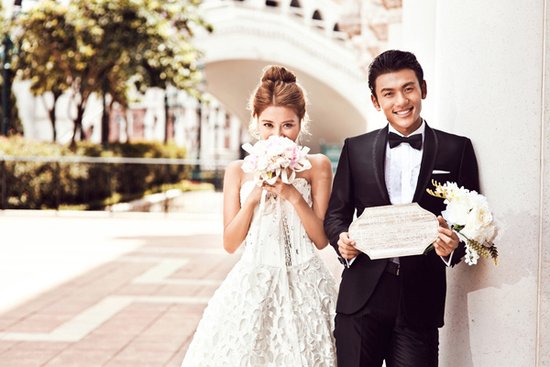 新郎看到新娘受委屈当场发飙,新郎看见新娘瞬间泪崩新娘擦眼泪