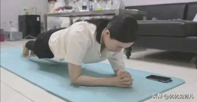 章子怡生二胎后首现身时尚活动,章子怡产后首次亮相状态超好