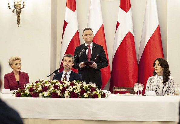 被波兰第一夫人气质惊艳了！红色大衣高贵又优雅，丹麦王妃都输了