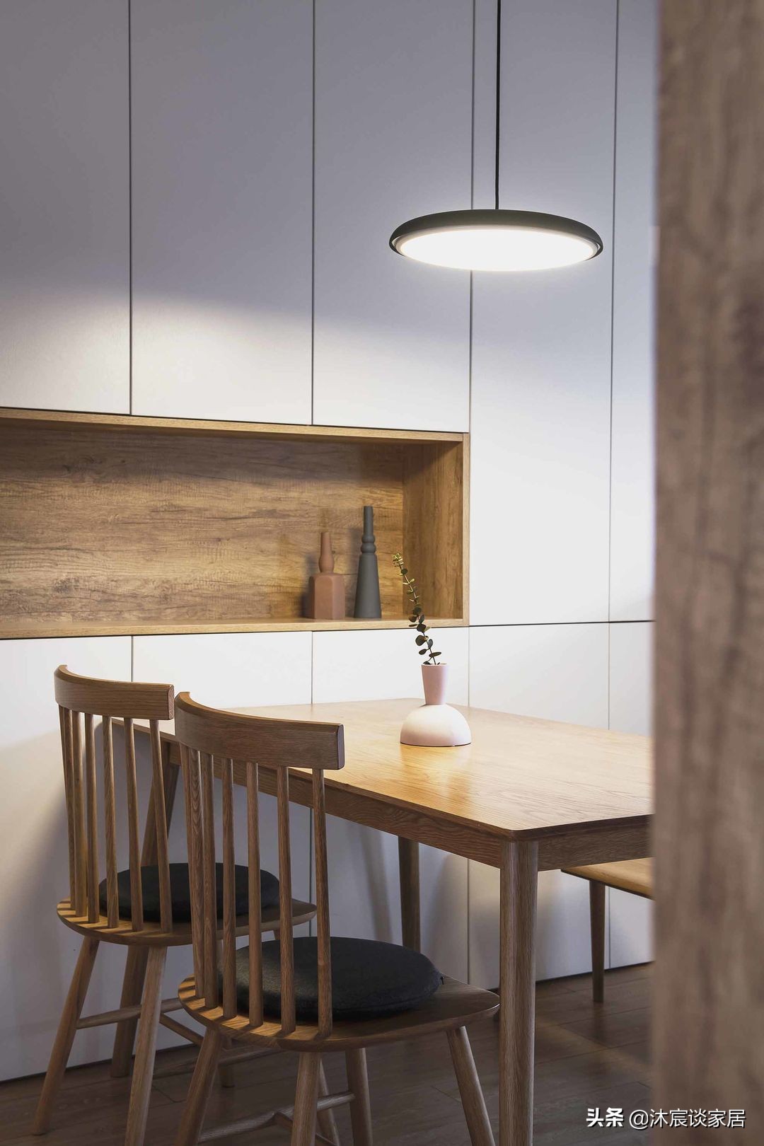 她在沙发后面“掏洞”造窗，完工后发现太明智了，全屋温暖又自然