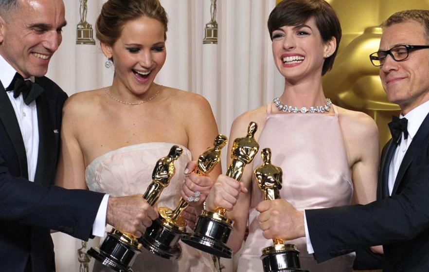 女明星的红毯礼服都只穿一次,那走完红毯后,礼服要怎样处理