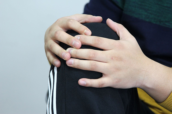 膝盖下蹲时咔咔响还疼怎么回事,膝盖屈伸时无痛咔咔响怎么回事