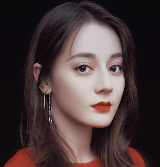 女人脸上长黑痣分析图,女人印堂有黑痣异性缘好不好