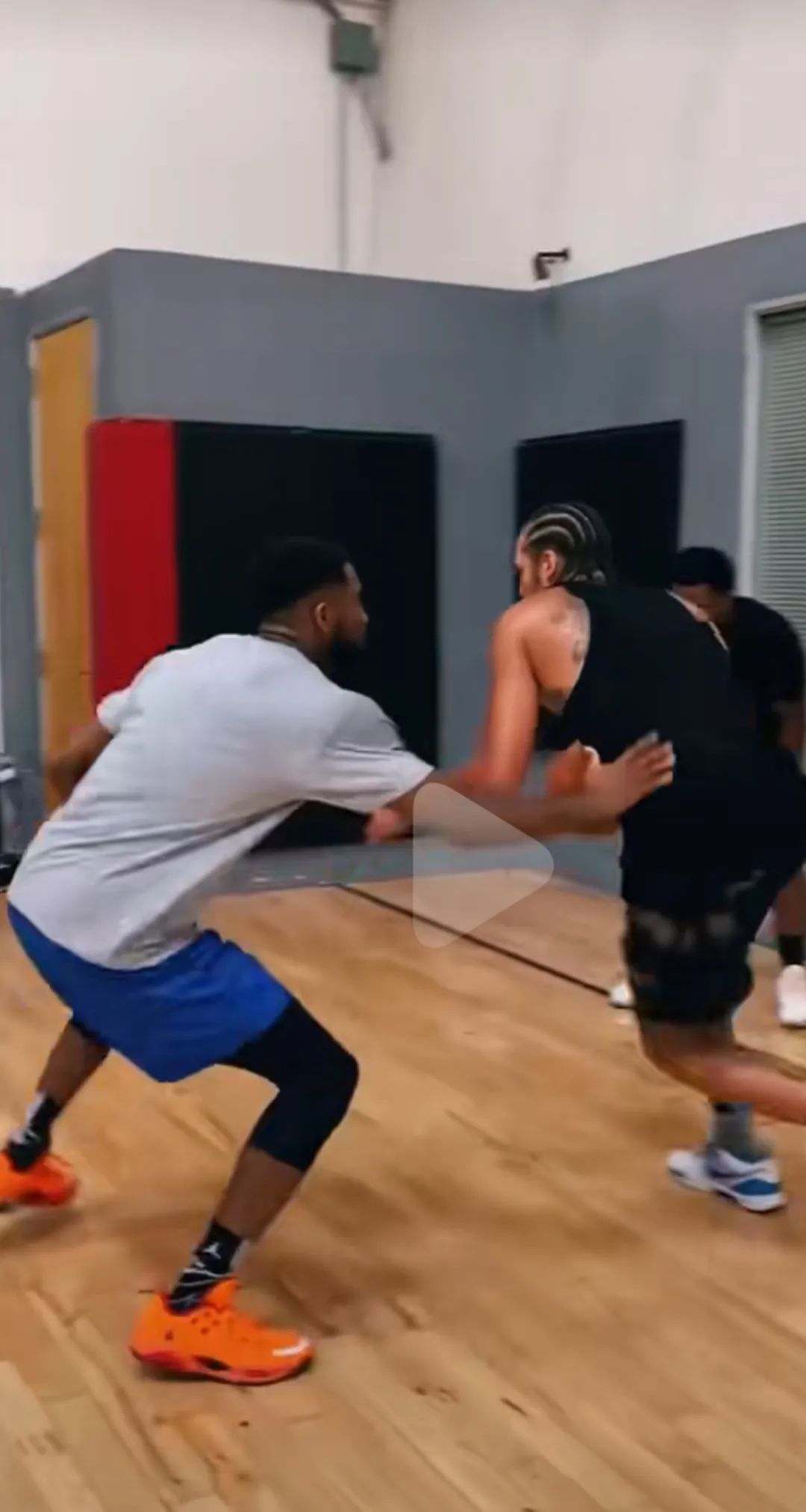 王一博安踏最新款,王一博上脚安踏