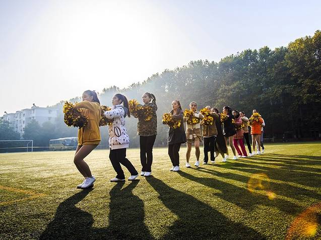 推荐十首让人泪落下的校园歌曲,50首经典校园歌曲