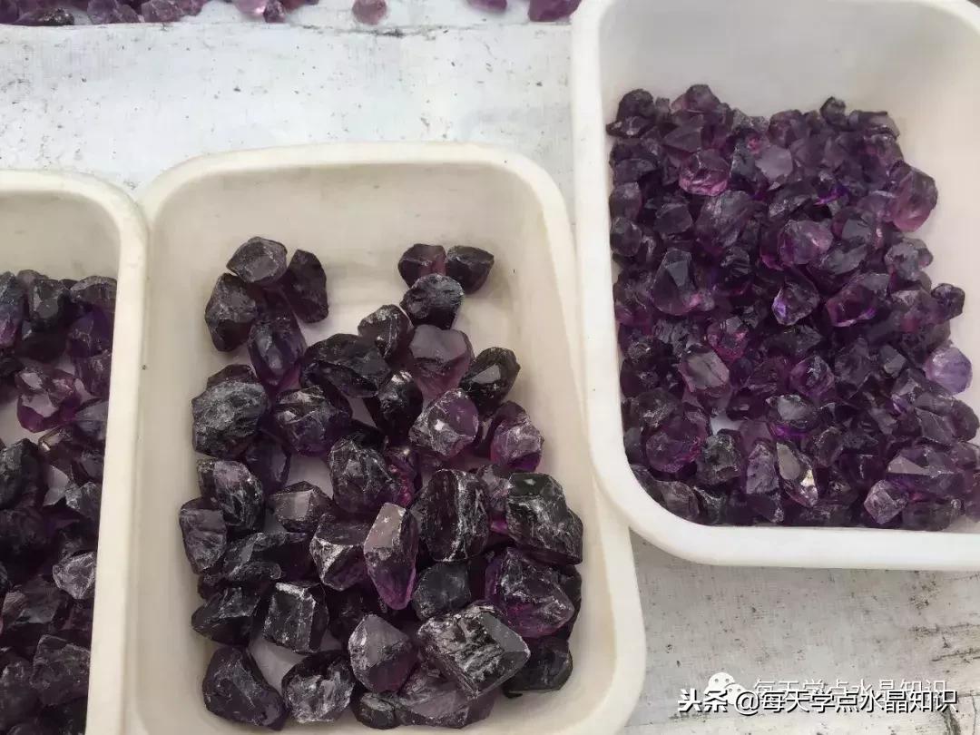 天蒙蒙亮赶个早市看一看天然水晶毛料市场