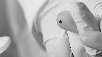 硅谷女乔布斯的“滴血成金”*局骗**,奥巴马、基辛格深陷其中