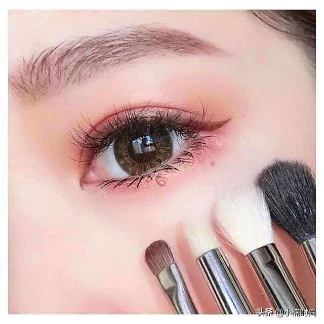 18种颜色眼影搭配画眼影教程,新手单色眼影的自然画法教程