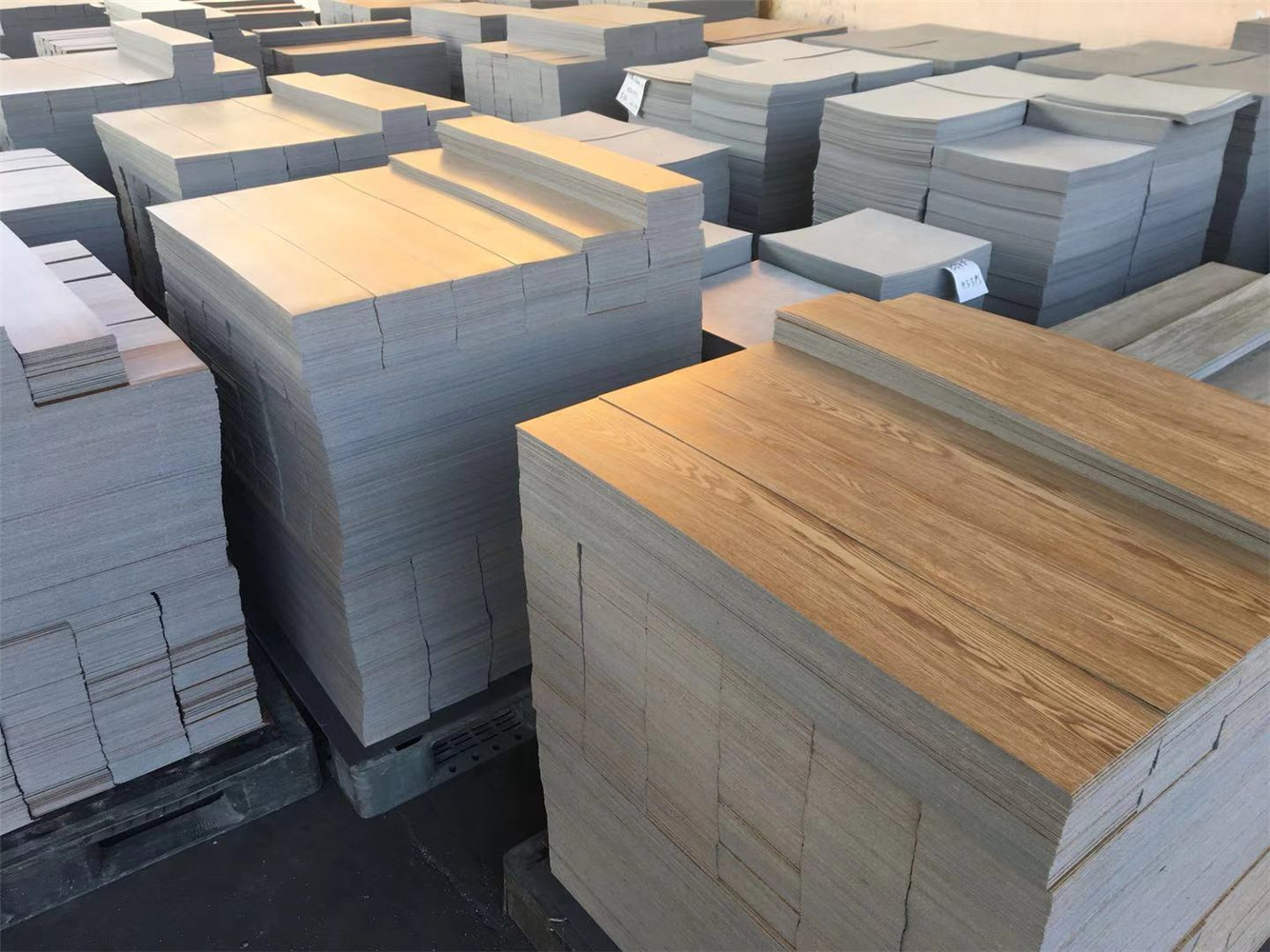 莱一全屋定制自粘地板的发展之道