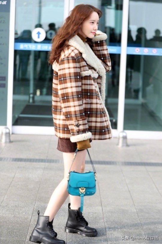 林允儿羊羔毛外套短裙,林允儿身穿上万毛衣
