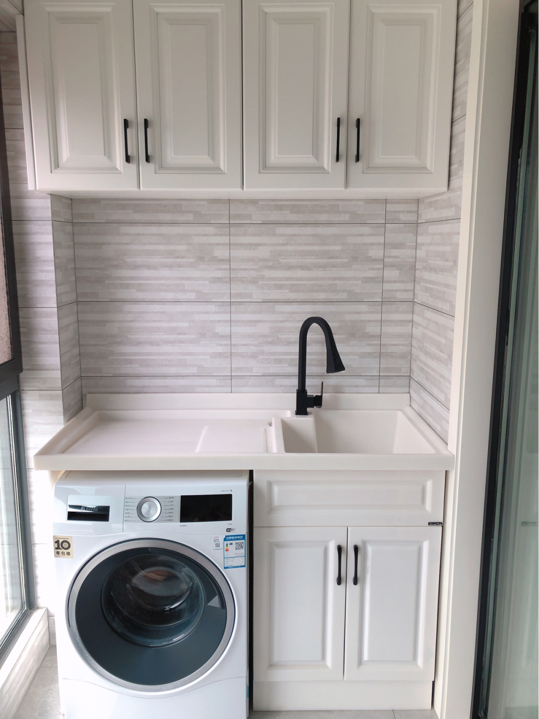 打扫干净准备通风去甲醛，窗帘还是纯色好看，厨房蓝色柜最为漂亮