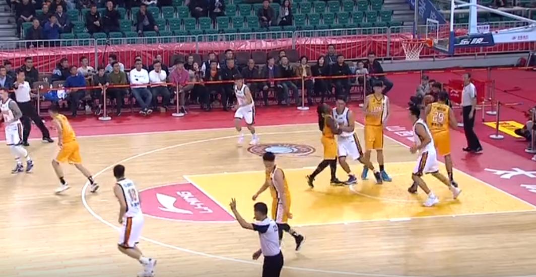 cba山东高速肘击福特森,福特森被别人追着打cba