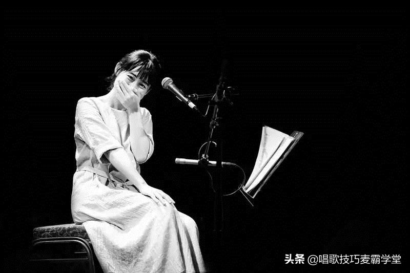 新手唱歌怎么才不会跑调,清唱不跑调伴奏就跑怎么回事