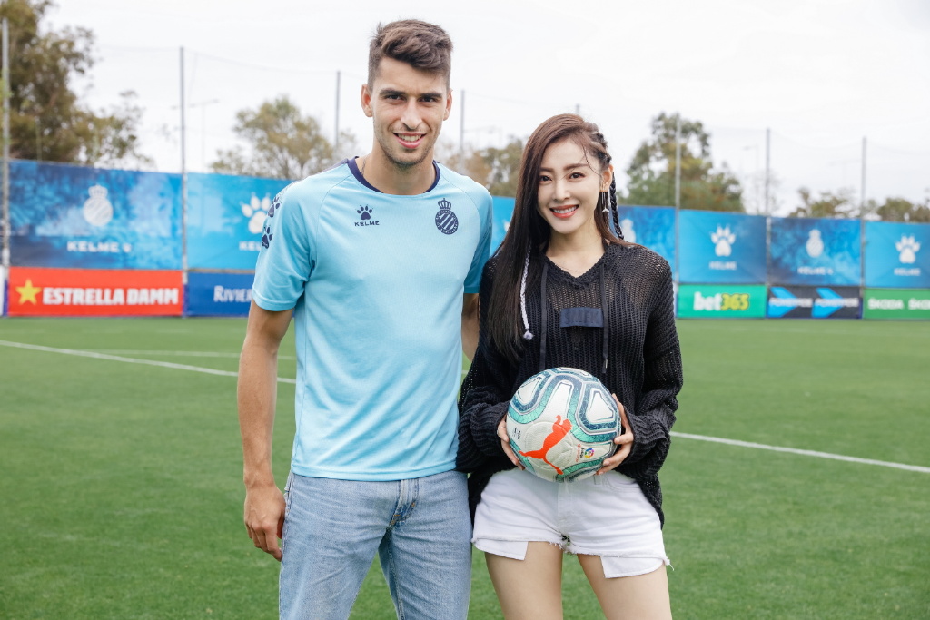 张天爱穿黑色运动裤,张天爱穿超短裤