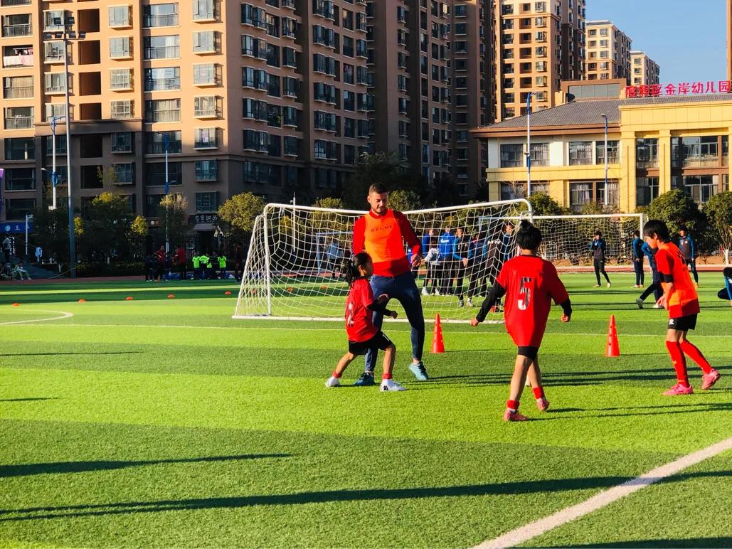 “一带一路彩云之南”国际足球邀请赛走进昆明金岸中学