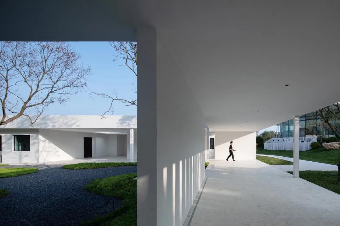 消隐在自然山水之中的四季花房——青岛万科·四季草堂