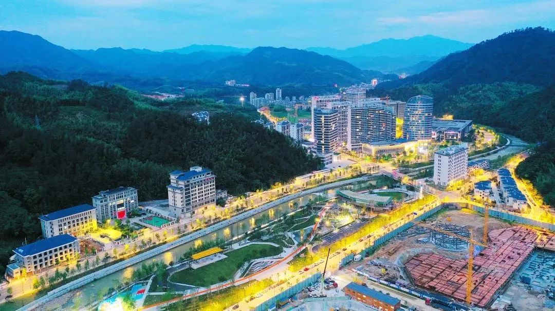 篮球场亲子运动健身,全民健身公园篮球场开放时间